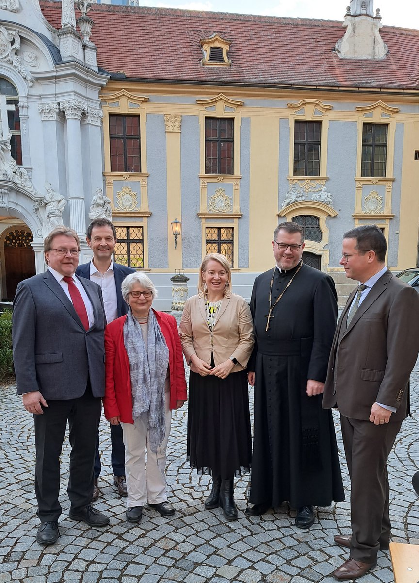 Johann Riesenhuber, Franz Raab, Ursula Baatz, Bettina Rausch-Amon, Petrus Stockinger, Georg Pejrimovsky Veranstalter Gäste und Kuratorin im Hof des Sifts